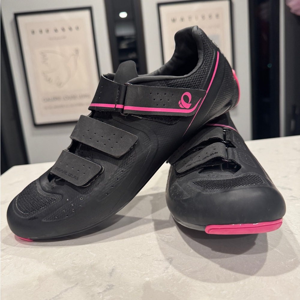 Pearl Izumi Black and Pink Athletic Cycling Shoes US women size 10 (European 42)